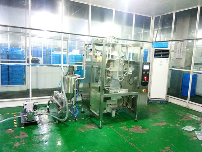 全自動(dòng)火鍋蘸醬包裝機(jī)設(shè)備客戶車間實(shí)拍