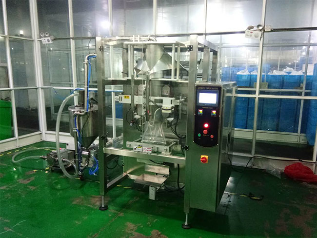 火鍋底料包裝機設(shè)備客戶車間實拍